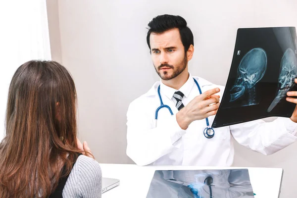 Médico Que Muestra Foto Rayos Una Paciente Hospital Healthcare Medicina — Foto de Stock