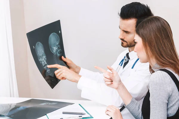 Arzt Zeigt Patientin Krankenhaus Das Röntgenbild — Stockfoto