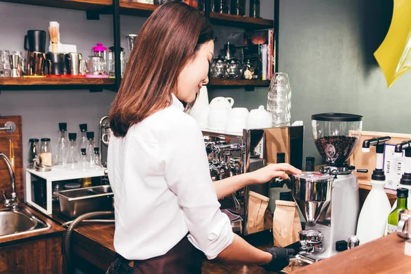 Women Barista Using Coffee Machine Making Coffee Cafe — Stock Photo, Image