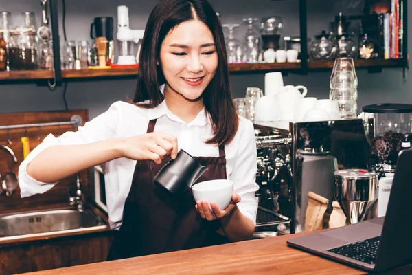 Barista Hält Kaffee Café — Stockfoto