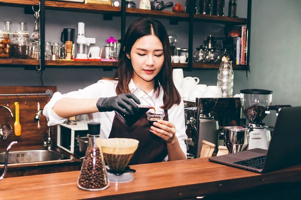 Barista Che Tiene Caffè Caffetteria — Foto Stock