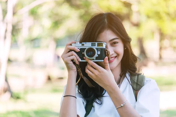 Mujer Asiática Tomando Fotos Con Cámara Parque —  Fotos de Stock