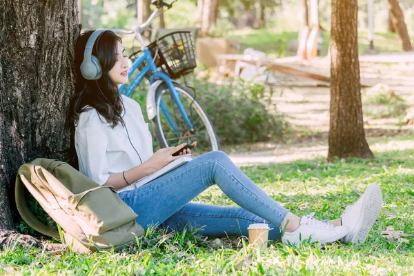 Mujer Relajarse Con Auriculares Escuchando Música Sentada Hierba Parque —  Fotos de Stock
