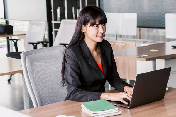 Geschäftsfrau Arbeitet Büro Laptop Und Geschäftsdokument — Stockfoto