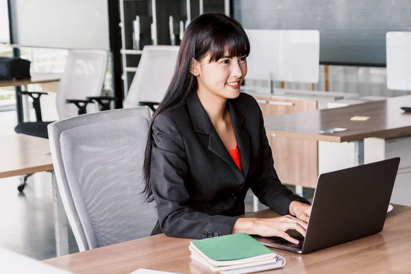 Pengusaha Perempuan Yang Bekerja Pada Notebook Dokumen Komputer Dan Bisnis — Stok Foto