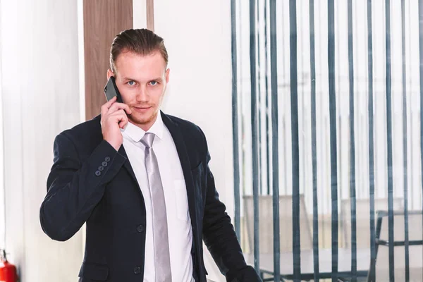 Beau Homme Affaires Utilisant Son Smartphone — Photo