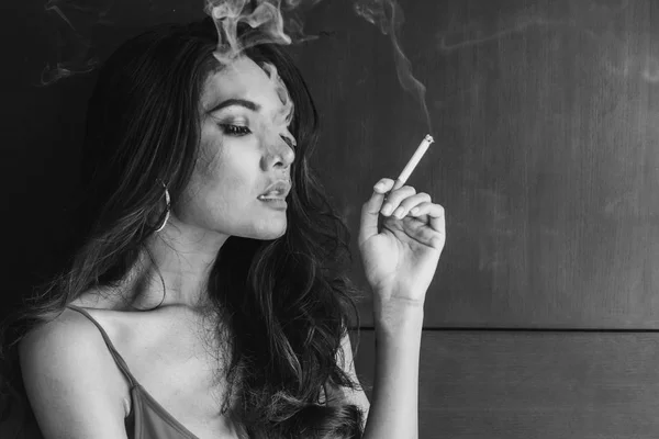 Módní Portrét Krásná Žena Sexy Štíhlé Tělo Kouření Cigaret — Stock fotografie