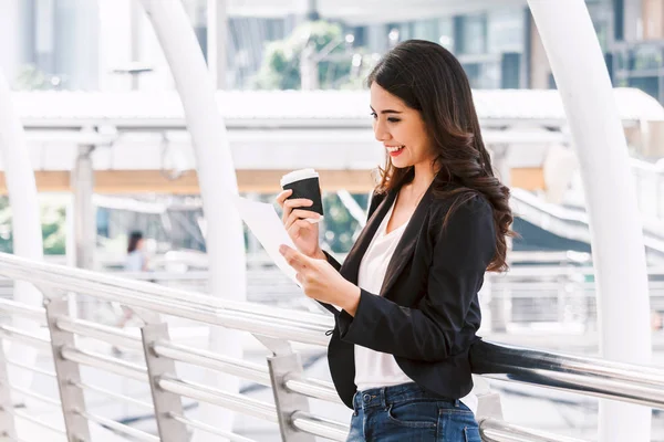 Kahve tutan iş kadın görüntüsünü