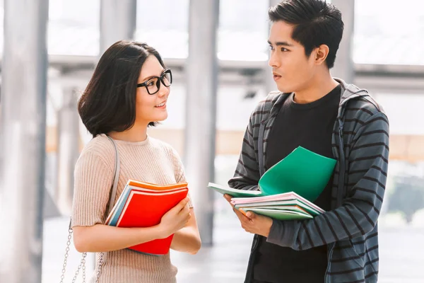 Notebook açık havada tutan öğrenci grubu. Eğitim kavramı