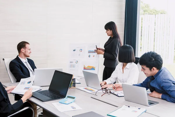 Empresarios Que Usan Computadoras Portátiles Discuten Juntos Sala Reuniones Concepto — Foto de Stock