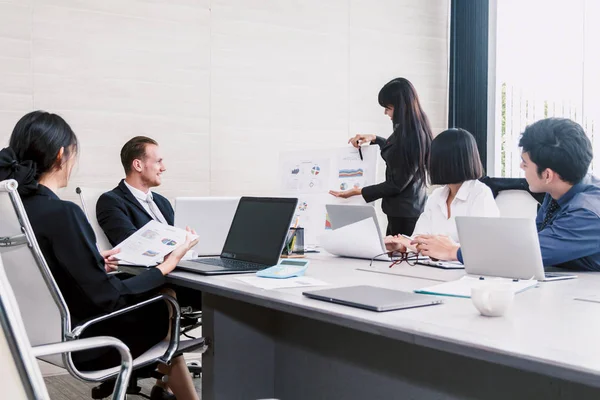 Empresarios Que Usan Computadoras Portátiles Discuten Juntos Sala Reuniones Concepto — Foto de Stock