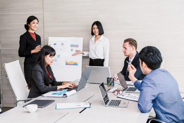 Empresarios Que Usan Computadoras Portátiles Discuten Juntos Sala Reuniones Concepto — Foto de Stock