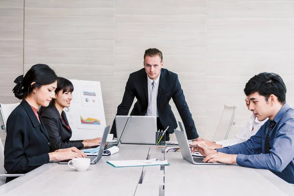 Geschäftsleute Nutzen Laptops Und Diskutieren Gemeinsam Besprechungsraum Teamwork Konzept — Stockfoto