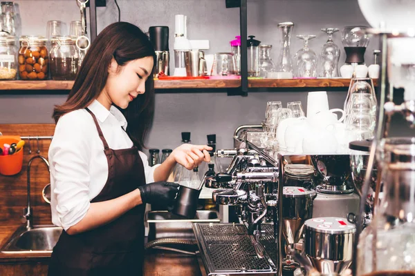 Nők Barista Kávéfőző Segítségével Hogy Kávét Kávézóban — Stock Fotó