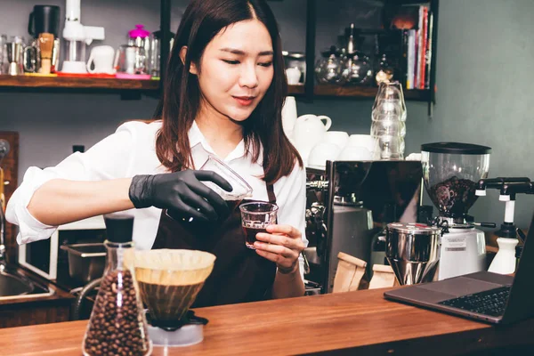 Barista Memegang Kopi Warung Kopi — Stok Foto