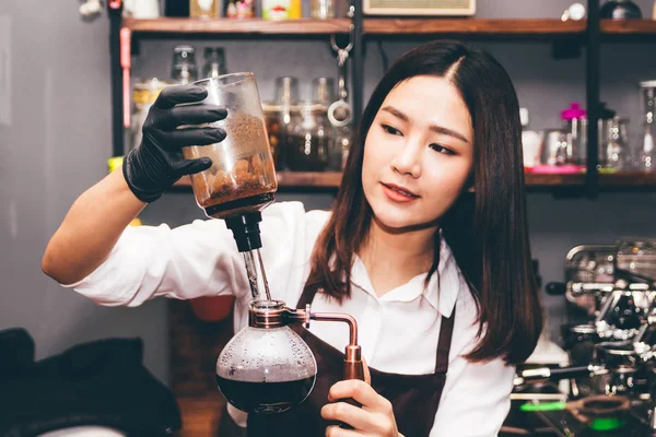 Mujer Barista Haciendo Café Syphon Cafetera Cafetería —  Fotos de Stock