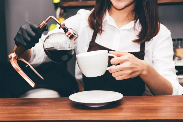 Barista Drží Kávu Kavárně — Stock fotografie