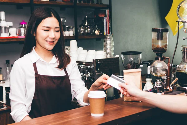 Női Barista Hitelkártya Figyelembe Vevő Kávézóban — Stock Fotó