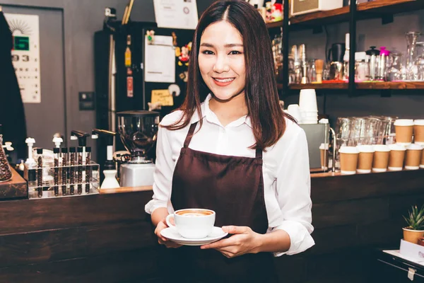 Barista kahve kahve dükkanında holding