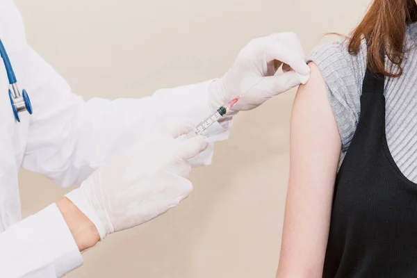 Doctor Beschermende Handschoenen Geven Een Vrouwelijke Patiënt Injectie Hospital Healthcare — Stockfoto