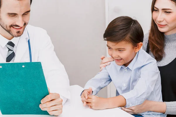 Doktor kontrol hospital.healthcare ve tıp doktorlar tabloda küçük çocuk ve anne ile bilgi