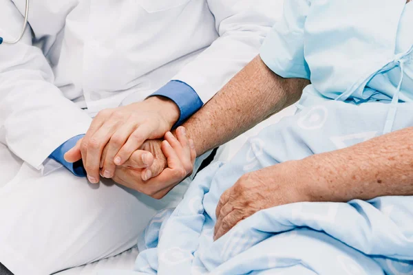 Lekarz Trzymając Dłoń Osoby Podeszłym Wieku Opieki Hospital Healthcare Medycyna — Zdjęcie stockowe
