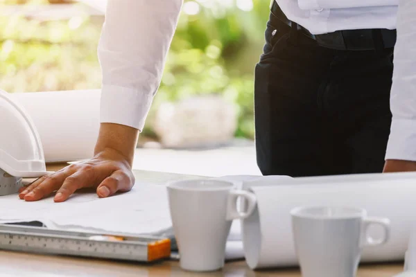 Architect Werken Met Hulpmiddelen Van Bouw Tafel — Stockfoto