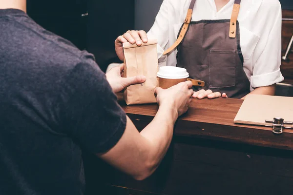 Vrouw Barista Koffiekopje Geven Aan Klant Café — Stockfoto