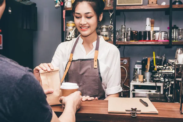 Mujer Barista Dando Taza Café Cliente Cafetería — Foto de Stock