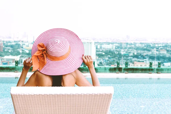 Woman Sitting Swimming Pool Summer Vacation Relaxing Resort Spa — Stock Photo, Image