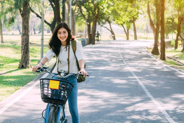 Frau Mit Fahrrad Garten — Stockfoto