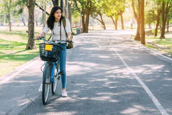 Frau Mit Fahrrad Garten — Stockfoto