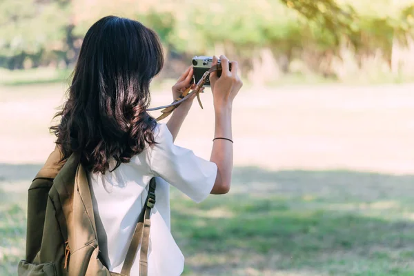 Asyalı kadın alarak resim ile fotoğraf makinesi Park