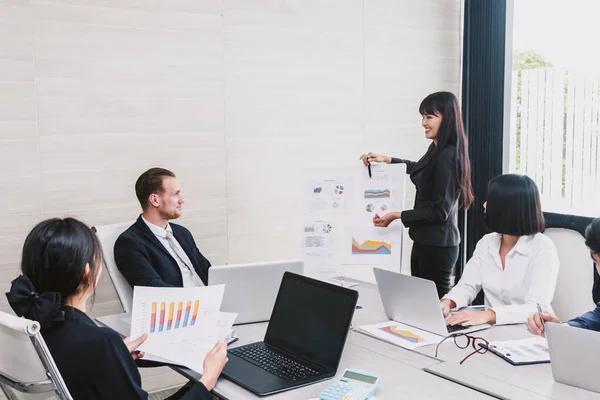 Empresarios Que Usan Computadoras Portátiles Discuten Juntos Sala Reuniones Concepto — Foto de Stock