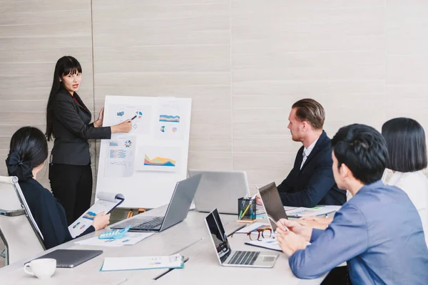 Empresarios Que Usan Computadoras Portátiles Discuten Juntos Sala Reuniones Concepto — Foto de Stock