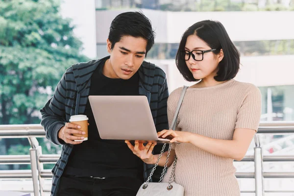 大学でのノート パソコンと宿題を 代学生 — ストック写真