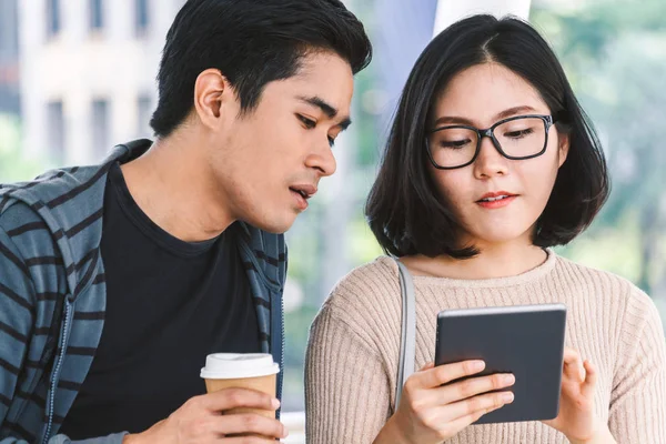 İki genç öğrenci Üniversitesi'nde dizüstü bilgisayar ile ödev