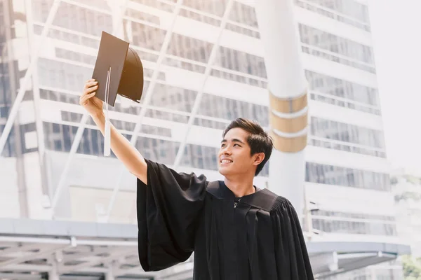 Happy Students Celebrating Successful Graduation Campus Building Background — Stock Photo, Image