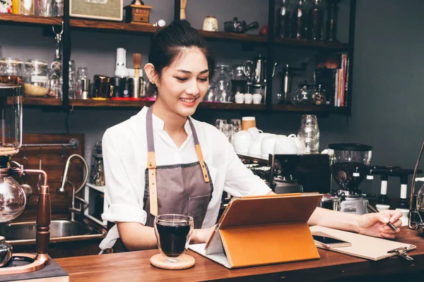 Barista Žena Pomocí Digitálních Tabletu Výpočetní Kavárně Čítače Panelu — Stock fotografie