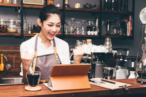 Mujer Exitosa Barista Celebrando Con Los Brazos Cafetería — Foto de Stock