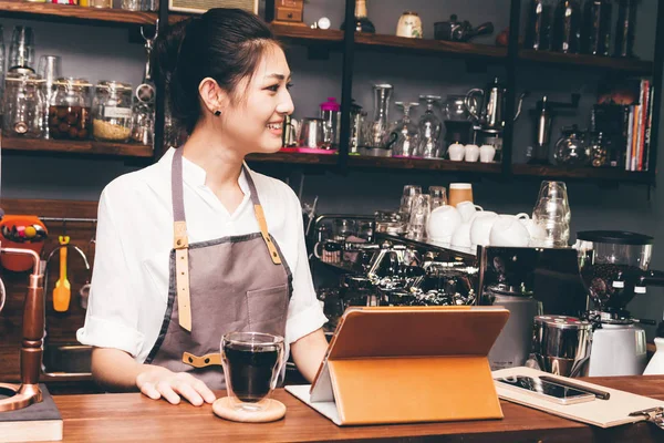 コーヒー ショップ カウンター バーにデジタル タブレット コンピューティングを使用してバリスタ女性 — ストック写真