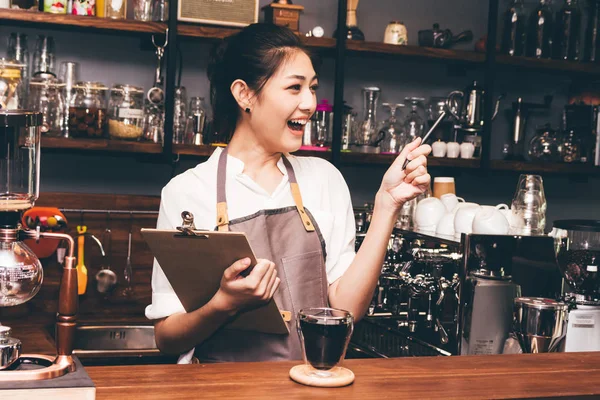 Nők Barista Kávézóban Egy Vevőtől Sorrend — Stock Fotó