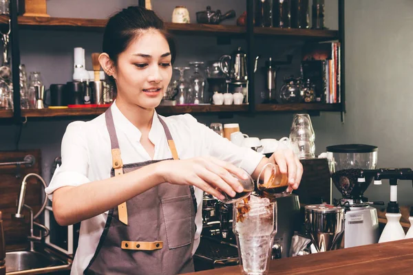 Barista Drží Kávu Kavárně — Stock fotografie