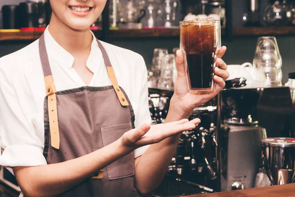 Vrouw Barista Koffie Geven Aan Klant Café — Stockfoto