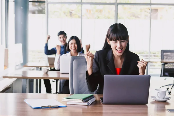 Exitosa Mujer Negocios Celebrando Con Los Brazos Oficina —  Fotos de Stock