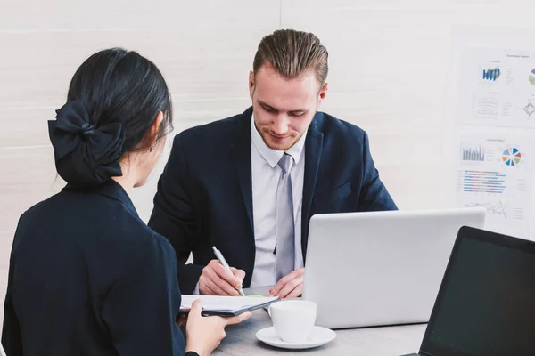 Empresaria Mostrando Nuevo Contrato Para Hombre Negocios Firmar Documento Contrato — Foto de Stock