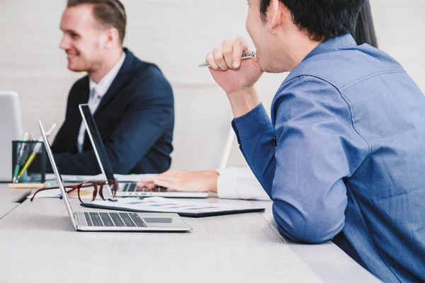 Uomini Affari Che Utilizzano Computer Portatili Discutono Insieme Nella Sala — Foto Stock