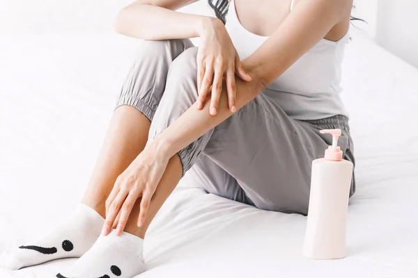 Mujer Aplicando Crema Mano Cama — Foto de Stock