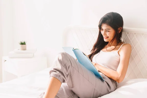 Γυναίκα Διαβάζει Βιβλίο Στο Κρεβάτι Πρωί — Φωτογραφία Αρχείου