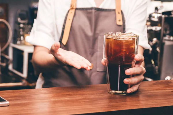 Vrouw Barista Koffie Geven Aan Klant Café — Stockfoto